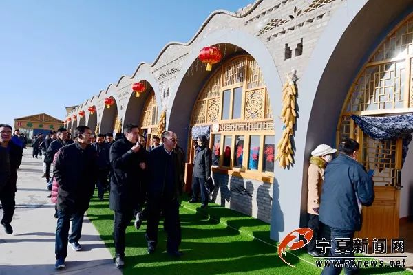 代表在西吉县龙王坝村观摩旅游发展.