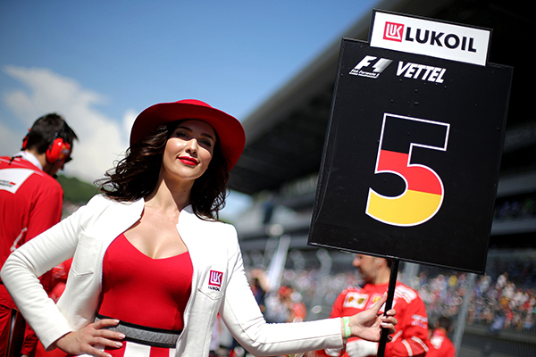女权主义盯上F1,赛车改革先要轰走举牌女郎?|