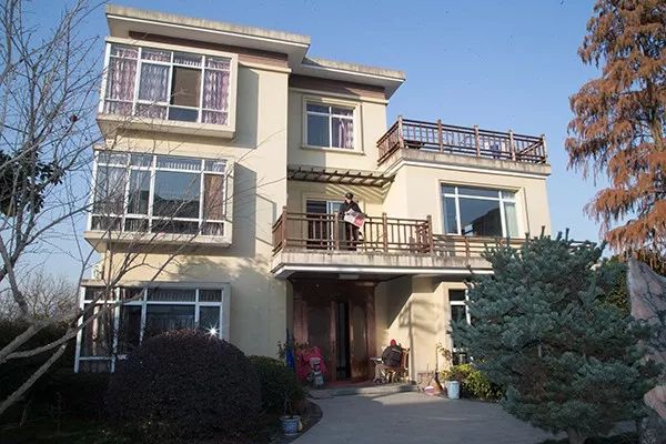 老两口住200平小别墅,邀6对陌生夫妻共同生活