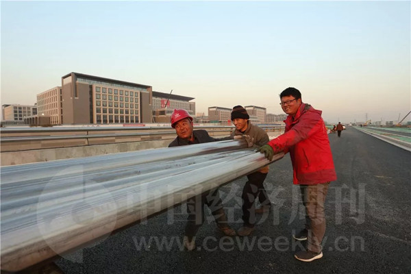 正在施工的工人师傅告诉记者,今年以来,工地上24小时施工就没有停止过。