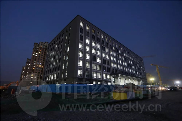 12月19日晚间,代号为C2工程的大楼灯火通明。据大楼工作人员称,北京城市副中心行政办公区工程建设办公室开始入驻该大楼的4层及5层。