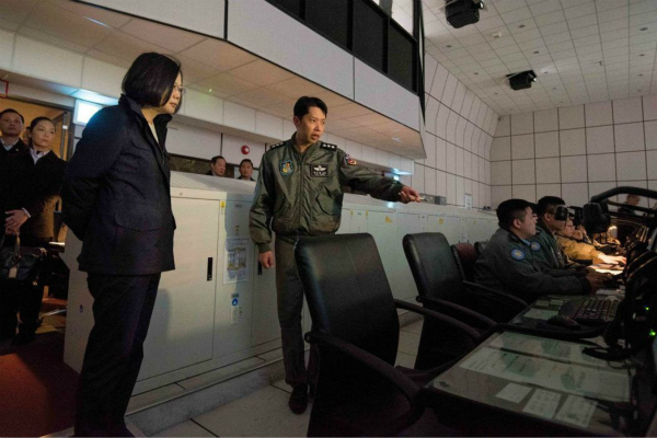蔡英文视察台空军作战指挥部。(图片来源:台湾《联合报》)