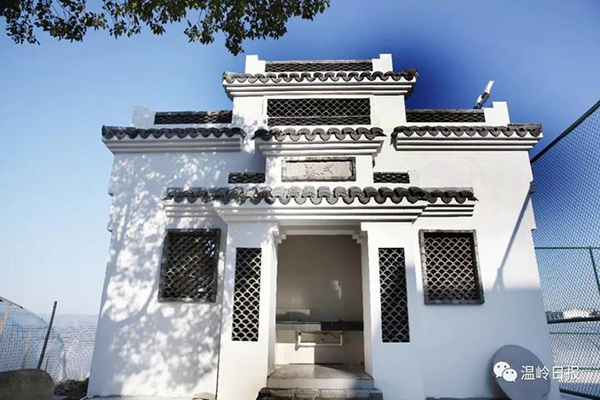 古董迷掏7万多为农村老家建公厕：徽派建筑