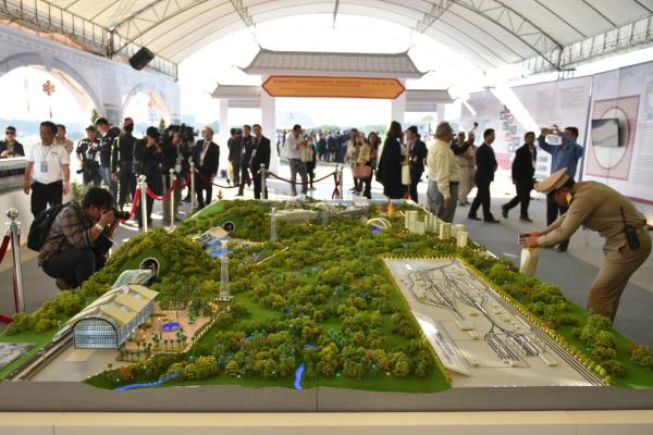 12ÔÂ21ÈÕ£¬ÔÚÌ©¹ú¶«±±²¿ºÇß·¸®°Í³åÏØ£¬ÈËÃÇÔÚÖÐÌ©Ìú·ºÏ×÷ÏîĿһÆÚ¹¤³Ì¿ª¹¤ÒÇʽÉϲιÛÏîĿɳÅÌÄ£ÐÍ¡£Ð»ªÉç ͼ