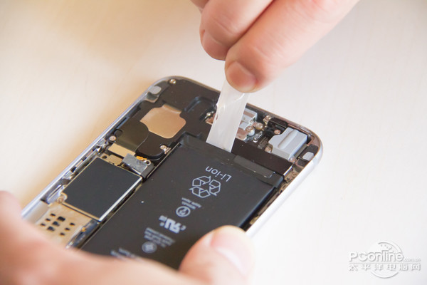 iPhone废电池会降频,手机卡是因为电池坏了?|