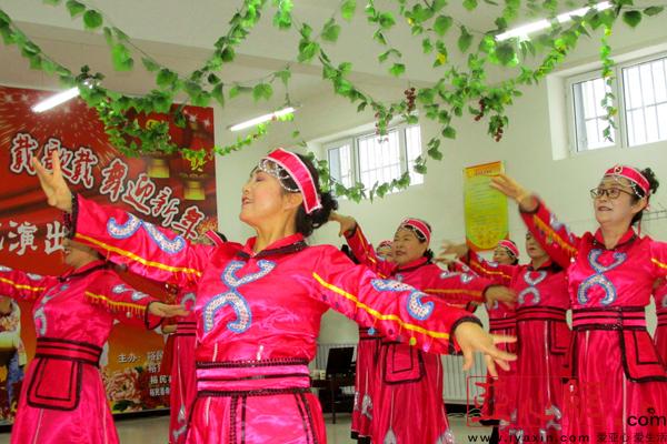 新疆裕民县退休干部职工载歌载舞迎新年|新疆