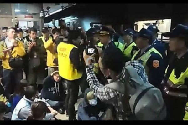 1515409907330368.jpg 台劳工团体不满台当局“劳基法修法”,卧轨抗议。(图片来源:台媒资料图)