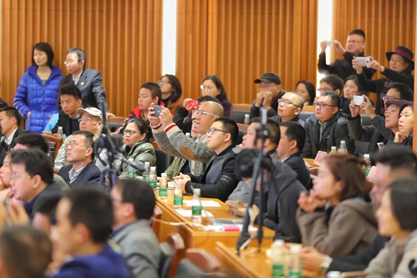 气氛热烈的演讲现场