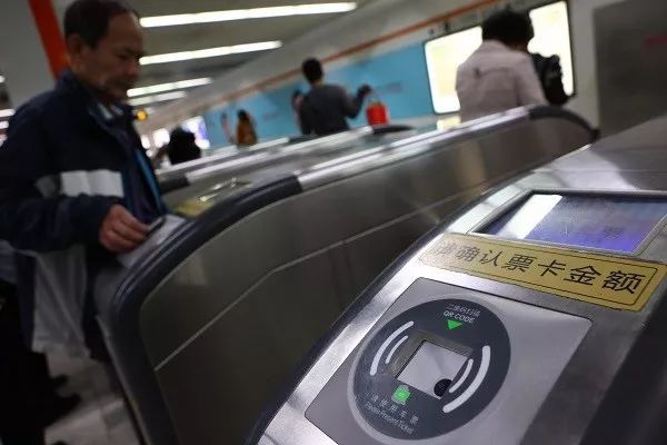 本周六起上海地铁全网试行刷码进站,可以 先乘