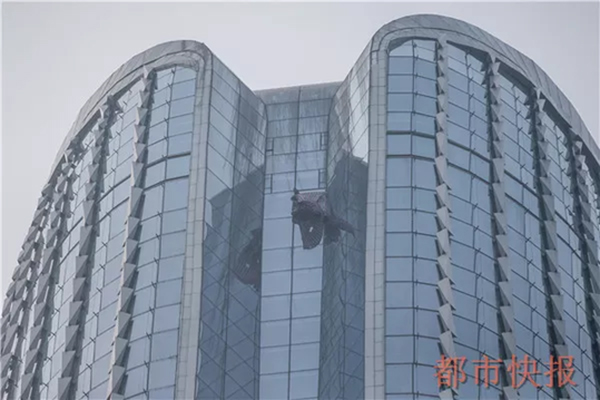 险!幕墙玻璃自爆后从200米高空坠落,奔驰车路过被砸中
