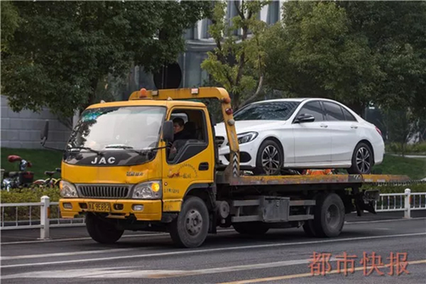险!幕墙玻璃自爆后从200米高空坠落,奔驰车路过被砸中