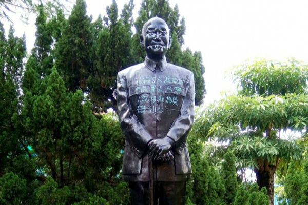 1516262858289244.jpg 蒋介石铜像遭涂鸦,胸前遭涂写:“我杀了人。”(图片来源:台媒)