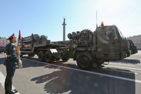 资料图片：2016年5月9日，S-400“凯旋”防空导弹系统在俄罗斯圣彼得堡冬宫前的宫廷广场接受检阅。新华社发