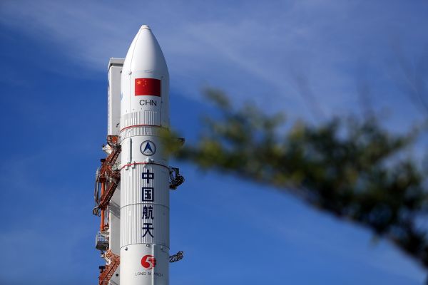 资料图片:在海南文昌航天发射场拍摄的长征五号遥二火箭。新华社发