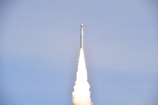 2018年1月19日12时12分,中国在酒泉卫星发射中心用长征十一号运载火箭成功将吉林一号视频07、08星发射升空,卫星进入预定轨道,发射任务获得圆满成功。新华社发