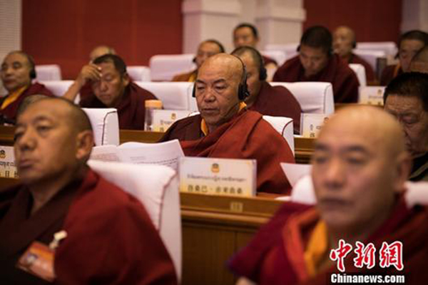 1月23日下午，政协第十一届西藏自治区委员会第一次会议在拉萨召开。图为宗教界委员听取政协工作报告。 中新网 图