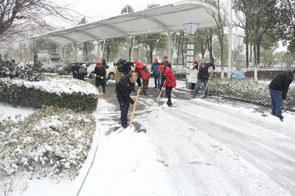 澎湃新闻:安徽芜湖:将督查各单位志愿者扫雪 纳入年度考核