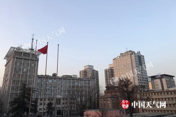 今晨,北京天气晴朗,风力有所加大。
