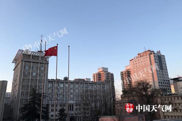 今晨,北京天气晴冷,风力大。