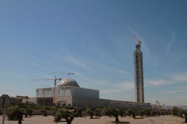 2017年3月12日,由中国建筑工程总公司承建的阿尔及利亚大清真寺宣礼塔11日上午主体结构封顶,其250米的高度刷新了非洲最高建筑的纪录。新华社发