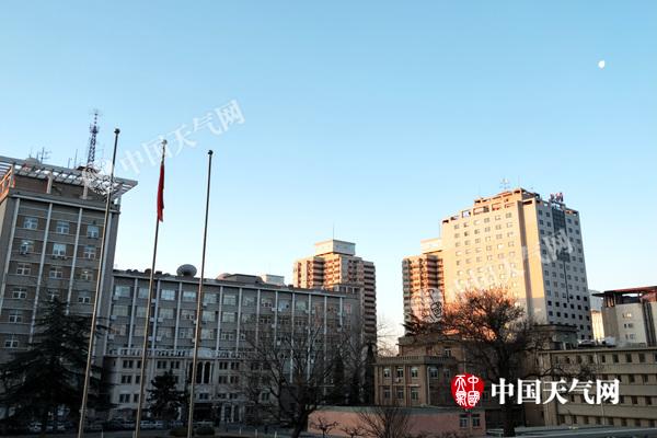 今天早晨,北京天空晴朗无云,气温低迷,体感寒冷。