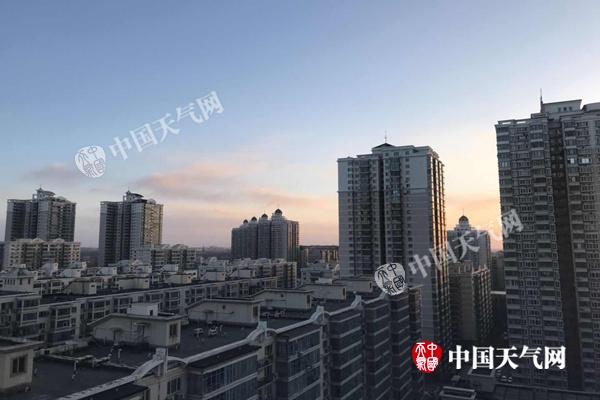 今天早晨,北京天气晴好,气温低迷,体感寒冷。(图/李宇晴)