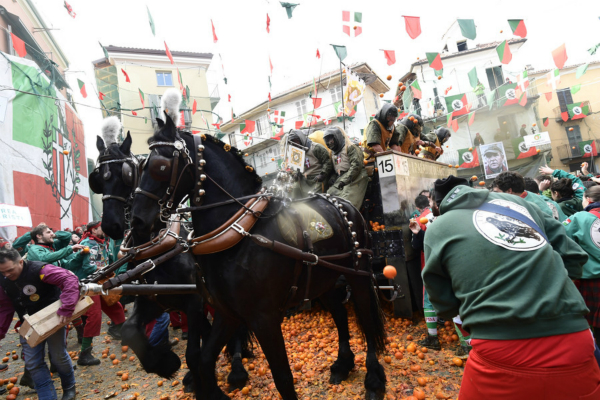 意大利上演橘子大战 500吨橘子满天飞(视频)