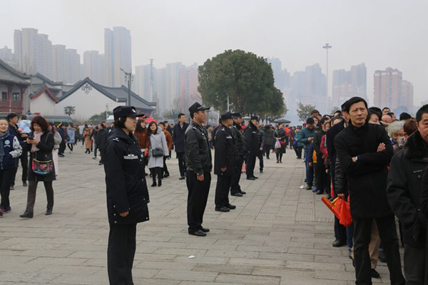 武汉市公安局汉阳分局民警用身体围站成应急导流槽。 本文图片均为武汉汉阳公安分局 供图