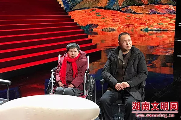 谢海华,谢芳登上颁奖舞台.图片来源:湖南文明网