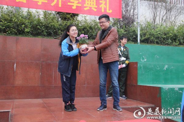 彭洁晶)伴着初春的脚步,迎着和煦的春风,3月1日,涟源市长郡蓝田中学