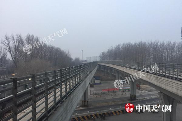 今天早晨,北京后沙峪附近能见度一般。(图/关禺)