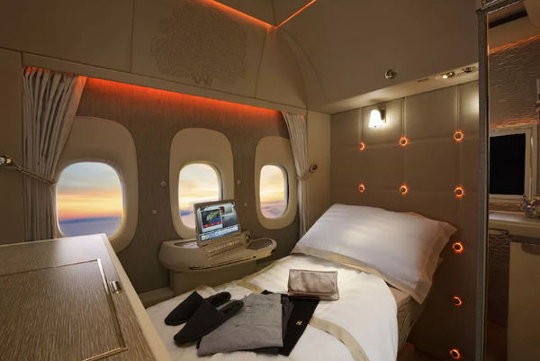 阿联酋航空新一代777飞机首飞 配有虚拟窗户和