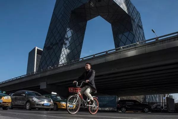 ▲资料图片:北京市民骑着共享单车。(美国《纽约时报》)