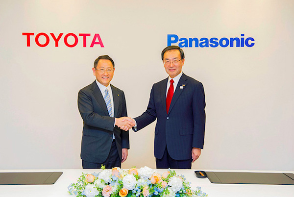 丰田总裁丰田章男(Akio Toyoda)与松下总裁津贺一宏(Kazuhiro Tsuga)
