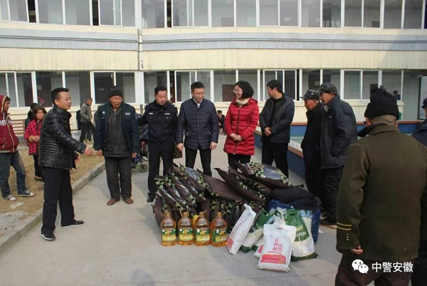 李丰盈与镇政府一路慰问敬老院 我国警察网 图