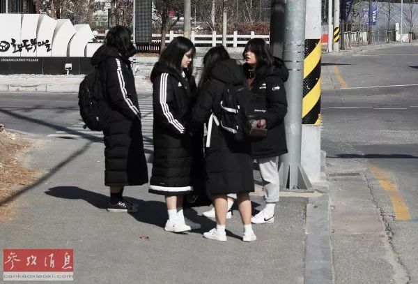 ▲记者在江陵市区街头遇见韩国学生。虽然当时是中午光照很充足，但是记者本人还是羽绒服、棉帽、棉鞋“全副武装”。看到韩国妹子穿着如此“清凉”，实在不得不佩服！（张越 摄）