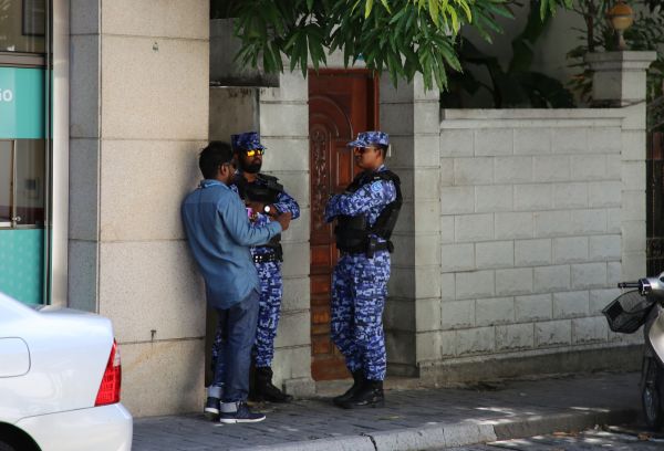 全国紧急状态下的马尔代夫。图为马尔代夫马累国际机场，安全人员在街头执勤。新华社记者朱瑞卿摄