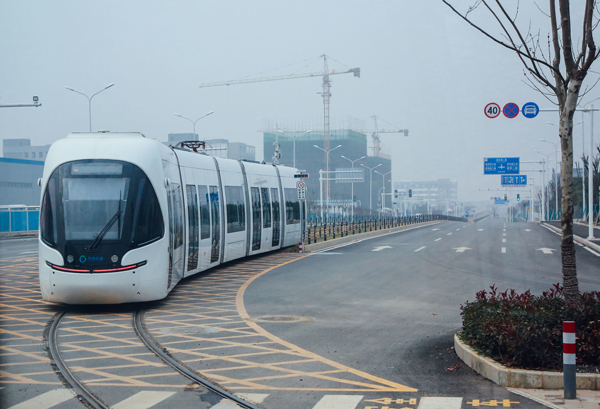 城事|武汉光谷有轨电车首日试乘:车速慢，刹车晕，有点闷|有轨电车|刹车|城铁_新浪新闻