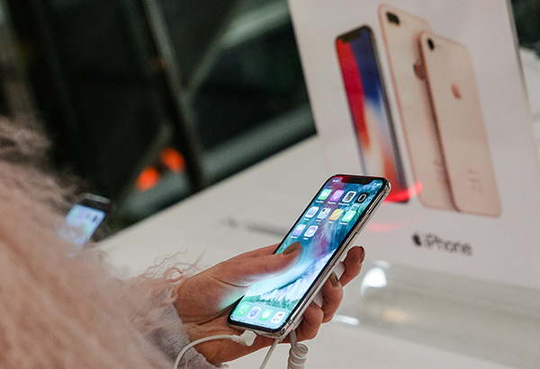 在乌克兰发售的IPhone手机。视觉中国 图