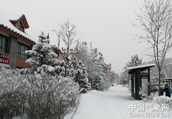27日,长白山脚下二道白河镇清晨雪景。