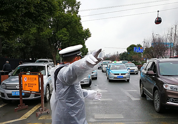 交警上路疏通车辆