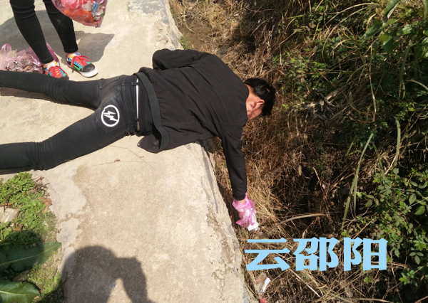 邵东县茶子山中学开展校外捡垃圾志愿服务活动