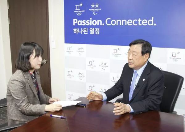 ▲平昌冬奥组委会主席李熙范(右)接受小锐采访。