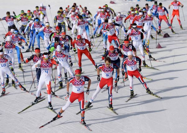 资料图片:这是2014年2月23日,参赛选手在索契冬奥会越野滑雪男子50公里集体出发(自由技术)比赛中角逐,最终俄罗斯队选手包揽该项目全部奖牌。 新华社记者李钢摄