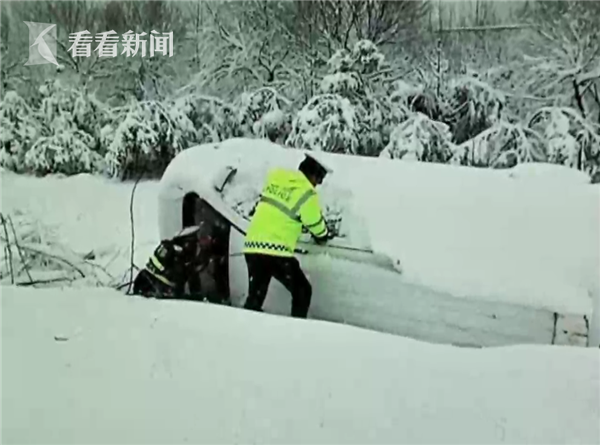 44bc18859ab9251906b6fa5434558a72.png 视频|女子雪天出车祸昏倒雪地 民警当“人肉靠垫”半小时温暖伤