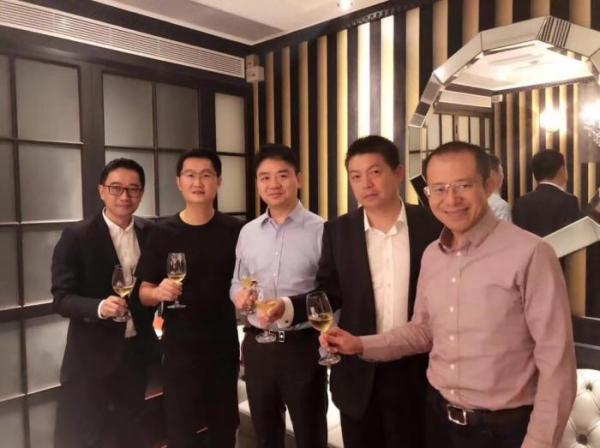 解码腾讯京东投资唯品会背后:唯品会也接触过阿里 左起:唯品会创始人兼总裁洪晓波、腾讯董事会主席兼首席执行官马化腾、京东董事局主席兼首席执行官刘强东、唯品会董事局主席兼首席执行官沈亚、腾讯总裁刘炽平。来源:刘强东在交易完成后发在今日头条个人号上的图