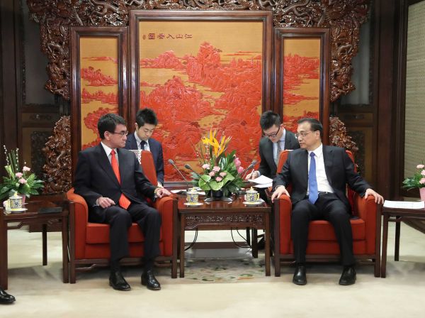 1月28日,国务院总理李克强在北京中南海紫光阁会见来华进行正式访问的日本外相河野太郎。(新华社)