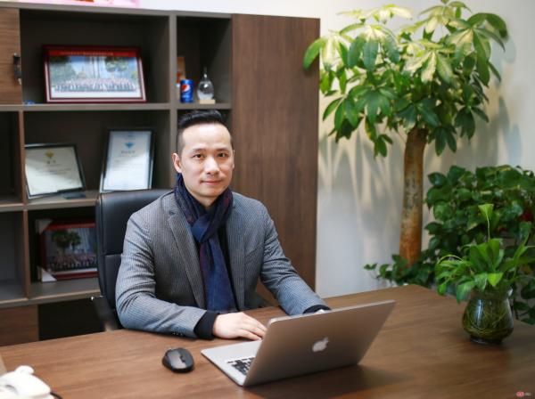 美的地产董事长_尚龙地产的董事长照片(2)
