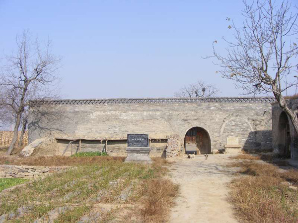 维修前的清凉寺,庙门口还是一片农田