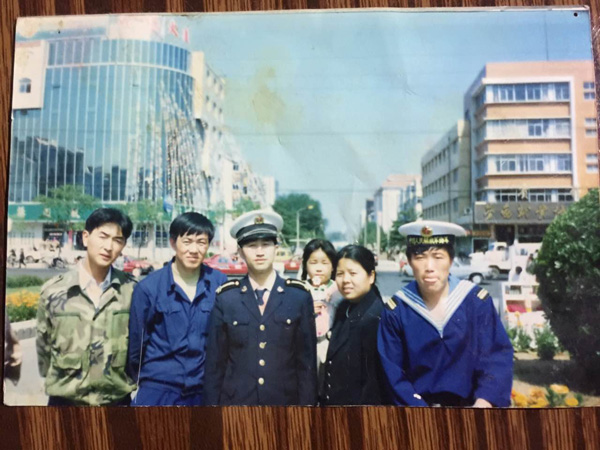 转业到山西平遥县文物局前,雷思凤身着海军军装(左三)与妻女、战友的合影